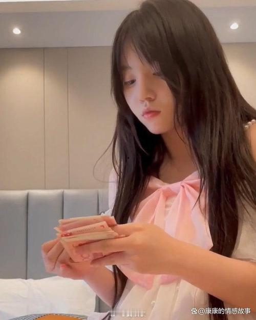 粉红君3000约的小熊书包妹子，她那熟练的数钱放进背包，真的让人心碎啊！