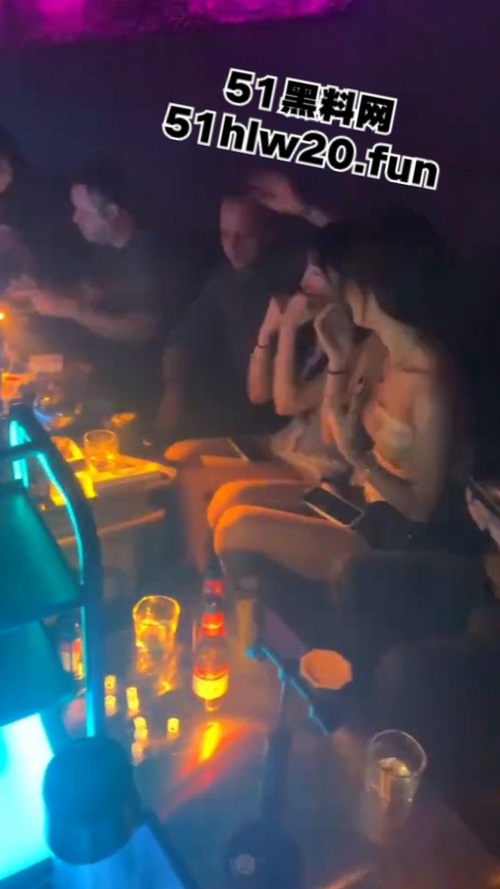 酒吧与国际接轨俄罗斯美女坐镇嗨飞，打卡上头自灌10杯半夜的酒吧门口能不能捡到她…