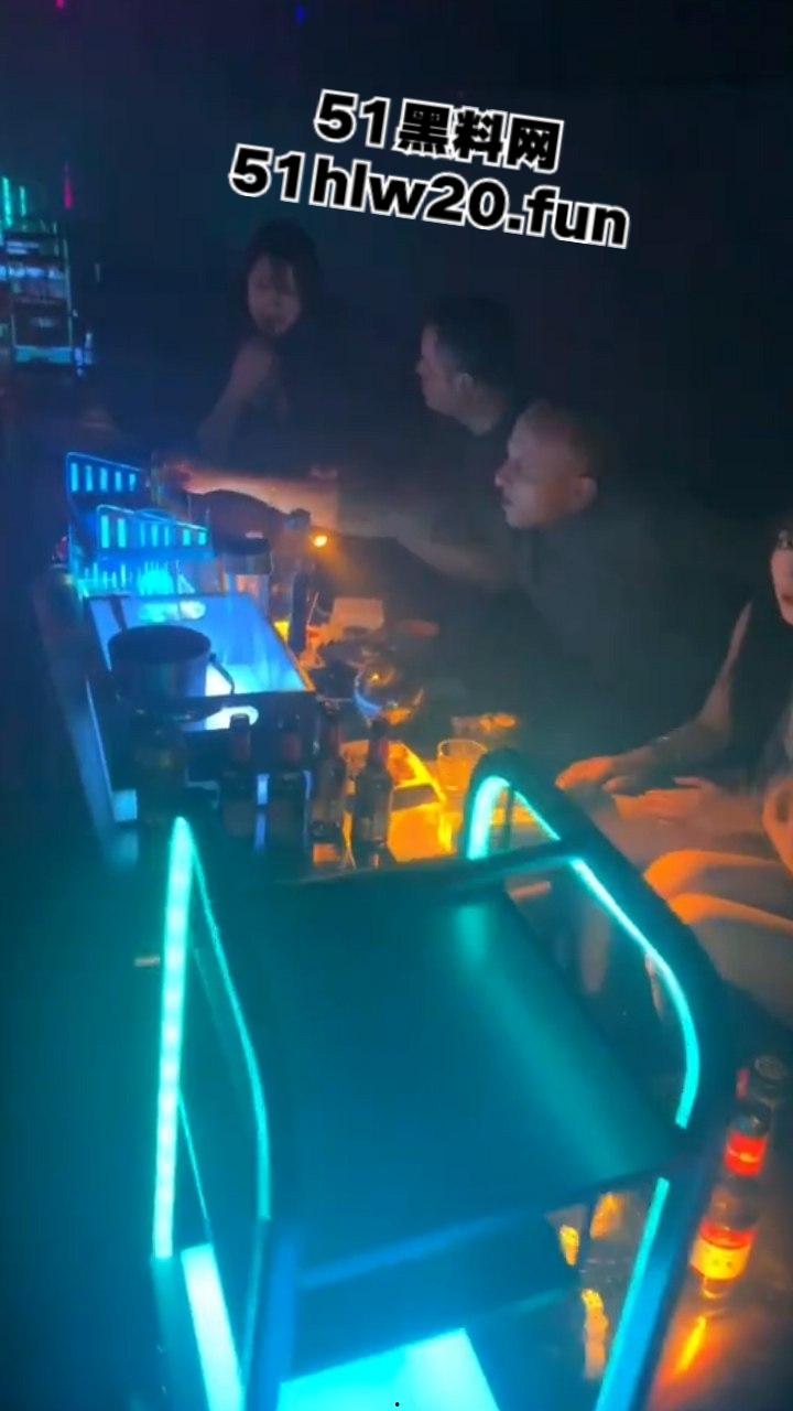 酒吧与国际接轨俄罗斯美女坐镇嗨飞，打卡上头自灌10杯半夜的酒吧门口能不能捡到她…