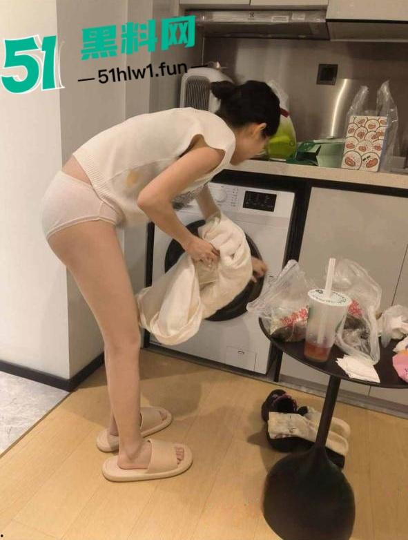 石家庄人妻偷情婚内出轨被老公发现经选择和情妇私奔，怒曝光三分钟露脸视频引发热议。