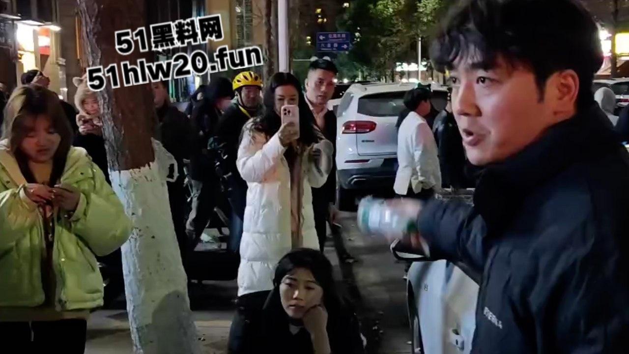 四川汉源骚妇密会情夫被老公当街抓现行，多次开房还被搞大肚子，真是太不要脸了！