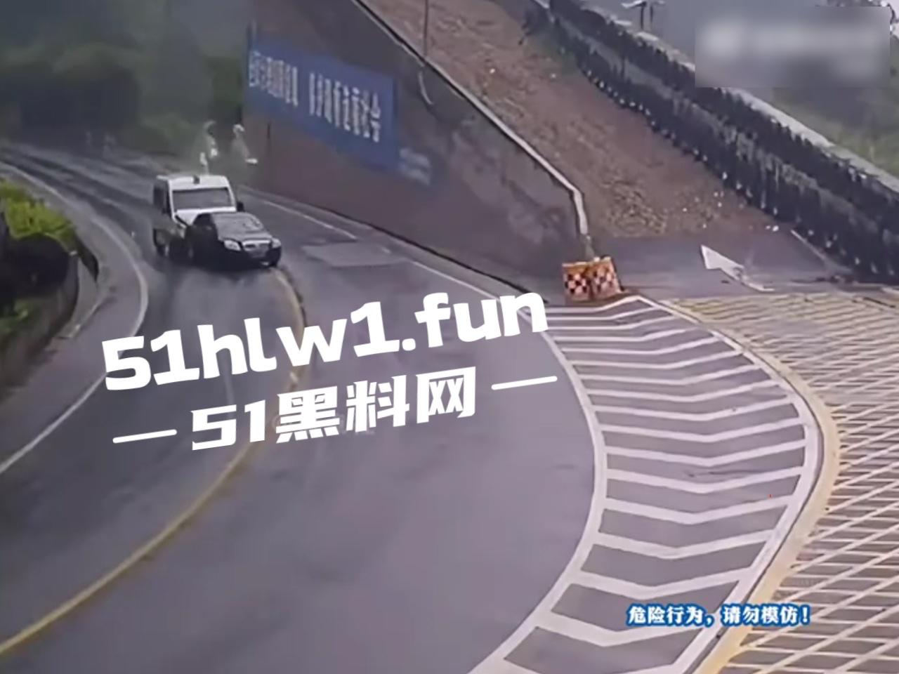 盘点今年奇葩车祸，监控下的搞笑瞬间，虽然明知是车祸，但还是不道德的笑了，有卧龙的地方必有凤雏啊！-3