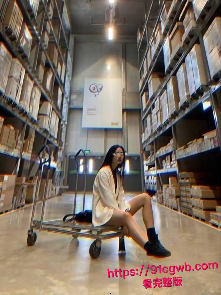 保险长腿美女思艳与男友出租屋床上激战，不雅视频流出曝光，钟爱粉穴各种玩弄无套中出，腿长逼紧骚劲十足！