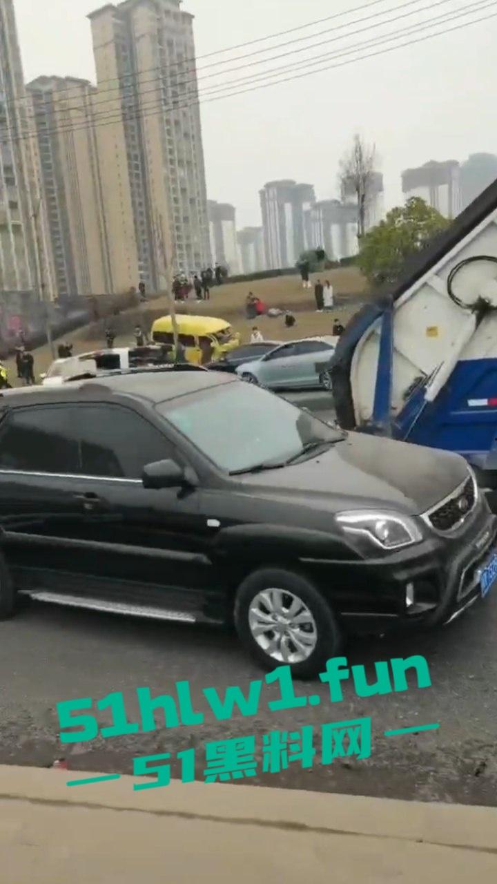 四川巴中恩阳区，发生12车相撞事故，造成5死一伤，现场画面流出，多家医院发声，细节信息量大。