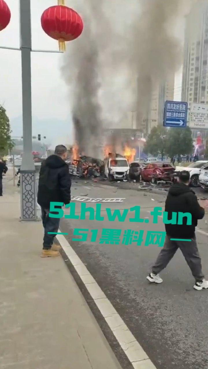 四川巴中恩阳区，发生12车相撞事故，造成5死一伤，现场画面流出，多家医院发声，细节信息量大。