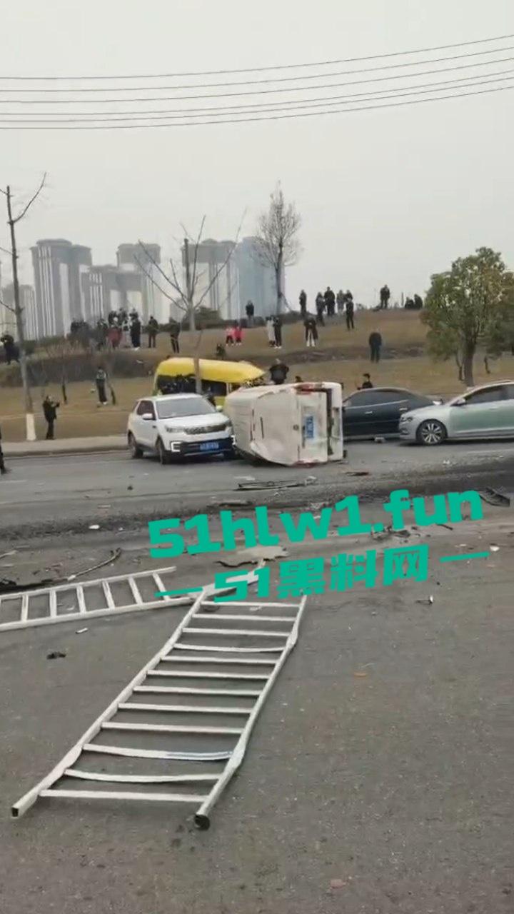 四川巴中恩阳区，发生12车相撞事故，造成5死一伤，现场画面流出，多家医院发声，细节信息量大。