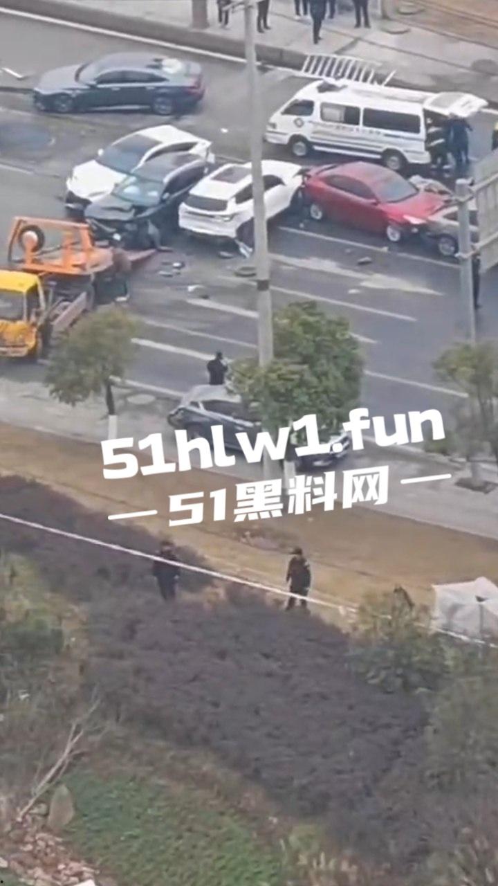 四川巴中恩阳区,发生12车相撞事故,造成5死一伤,现场画面流出,多家医院发声,细节信息量大。-11