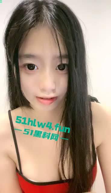 反差眼镜母狗【菠萝果酱】极品身材巨乳，颜值清纯自慰裸舞激情揉奶玩穴福利视频流出。