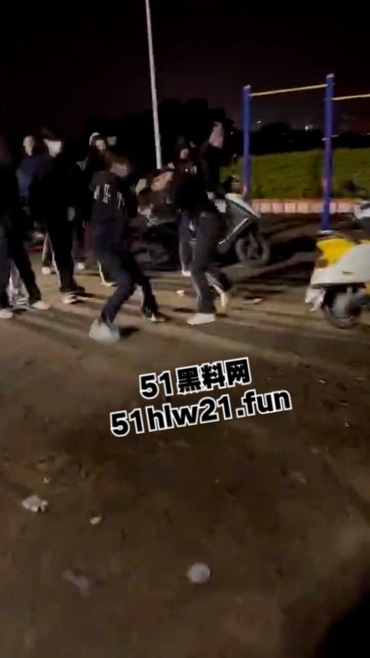 潮汕精神小妹为抢帅哥交配权，当街大打出手拳打脚踢薅头发，就看谁得骚劲大！