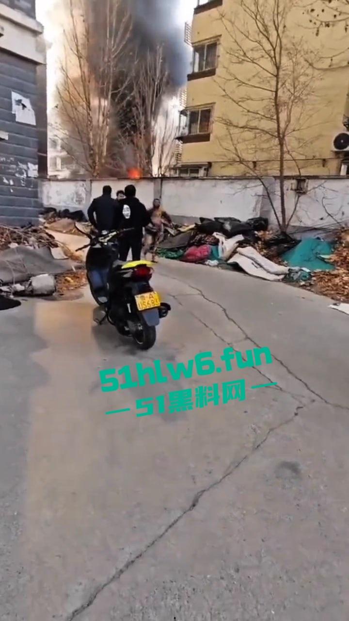 山东济南一小区发生火灾，男子被烧的体无完肤，经调查是邻居大妈积攒的废品导致烧成这样也太惨了。
